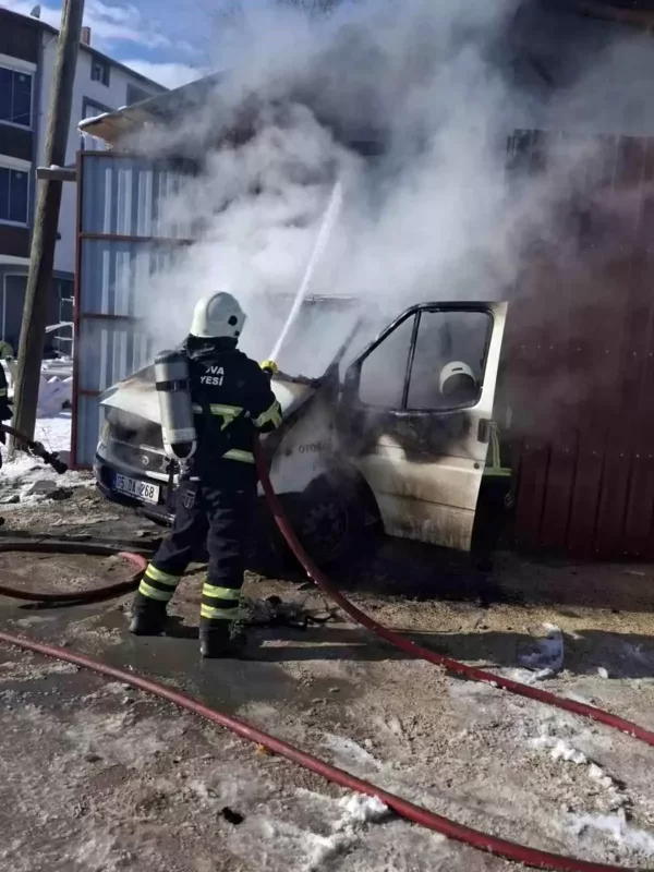 Suluova'da Park Halindeki Kamyonet Yandı