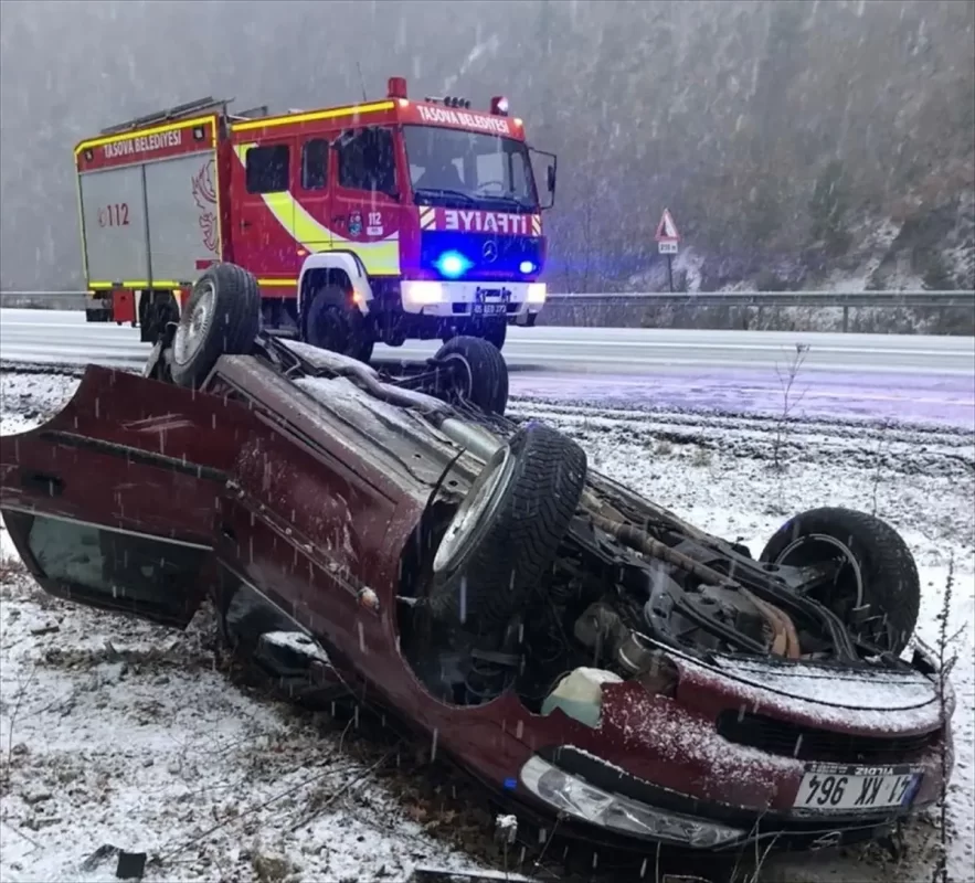 Taşova'da otomobil devrildi, bir yaralı